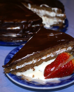 Сегодня восьмое марта — Международный женский день! Поэтому я хочу поздравить всех читательниц моего блога с этим весенним праздником, пожелать сладкой, как миндальный торт «Almondy», жизни, и поделиться французским рецептом торта «Три крема». Подробности и фотографии — под катом ;).