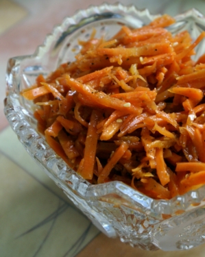 В этот раз я хочу рассказать вам один из многочисленных способов приготовления самого популярного в России соленья корейской кухни — рецепт острой морковки по-корейски. Часто бывает, что даже приготовленная по одинаковой рецептуре морковка получается разной — даже мельчайшие изменения количества ингредиентов могут существенно повлиять на результат. Так что пробуйте и ищите тот состав, который вам больше понравится ;).
Подробности и фотоотчет — под катом.